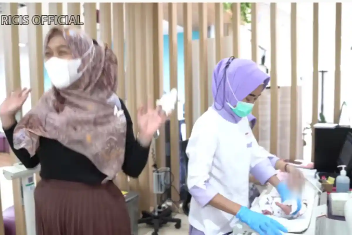 Pertumbuhan Baby R Semakin Baik, Ria Ricis Jingkrak-jingkrak hingga Cubit Suster: Mulutnya Kenapa?