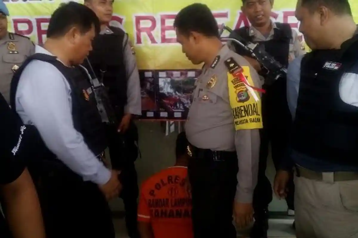 Kosannya Disatroni, Cewek Ini Bergumul dengan Pencuri