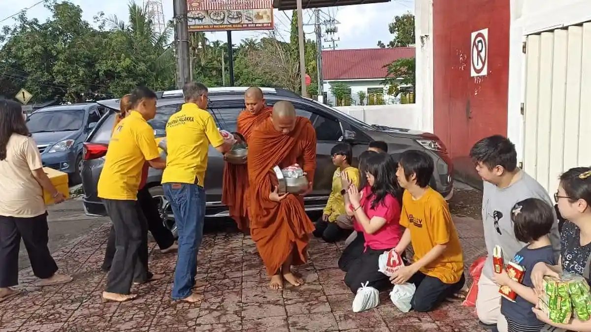 Mengenal Tradisi Pindapata Umat Buddha dalam Hari Waisak di Bone Sulsel