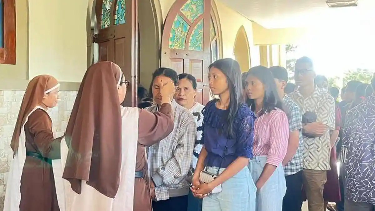 Rabu Abu di Paroki Santo Yosef Bajawa, Pastor Alvian Ajak Umat Kembali kepada Allah