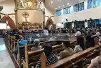 Umat Padati Gereja Katolik Paroki Santa Theresia di Malalayang Kota Manado, Ikuti Misa Rabu Abu