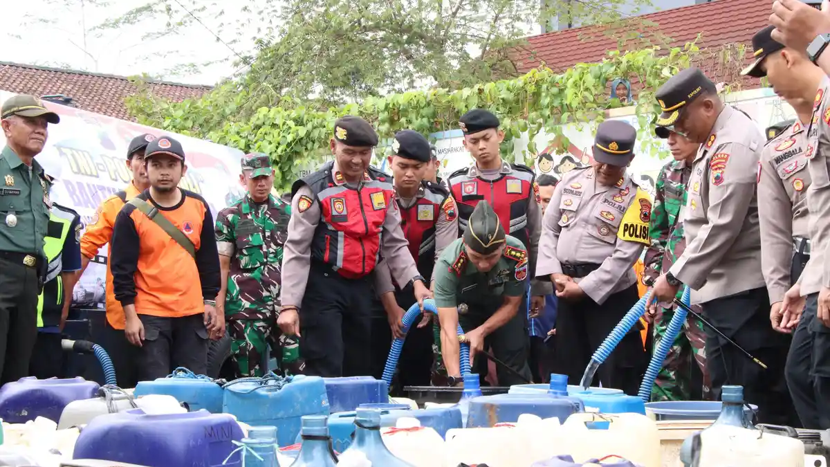 Pagentan Banjarnegara Terdampak Kekeringan, TNI-Polri Banjarnegara Salurkan 12 Ribu Liter Air Bersih