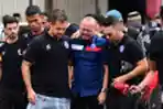Manager dan Pemain Arema FC Lakukan Tabur Bunga di Stadion Kanjuruhan