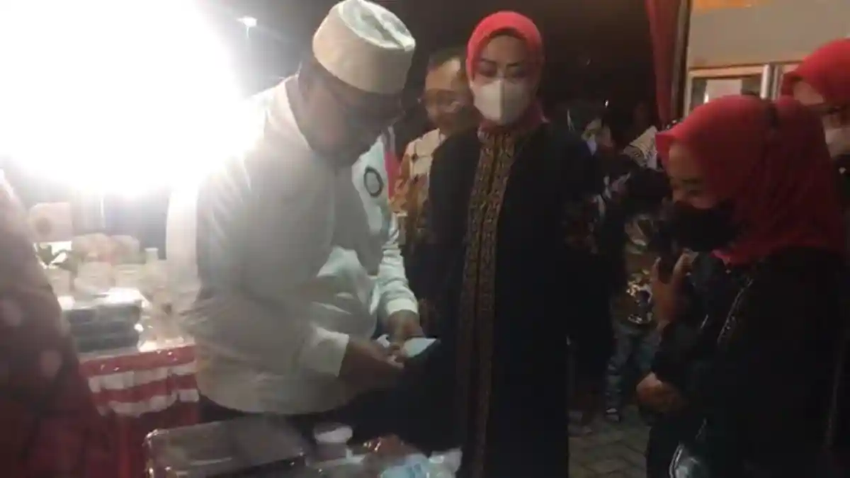 Murad Ismail Bagi-bagi Uang di Acara Maluku Festival Ramadan