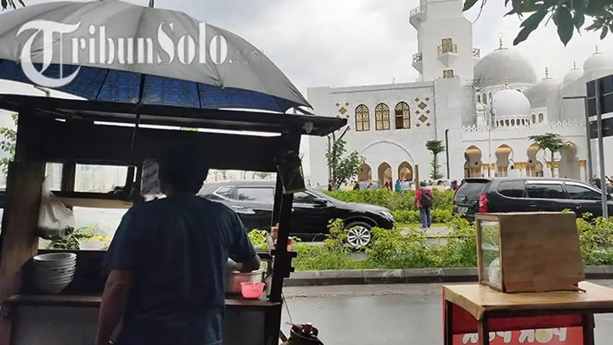 Rencana Penataan PKL di Sekitar Masjid Raya Sheikh Zayed : Menjamur, Gibran Minta Sekda Cari Lahan