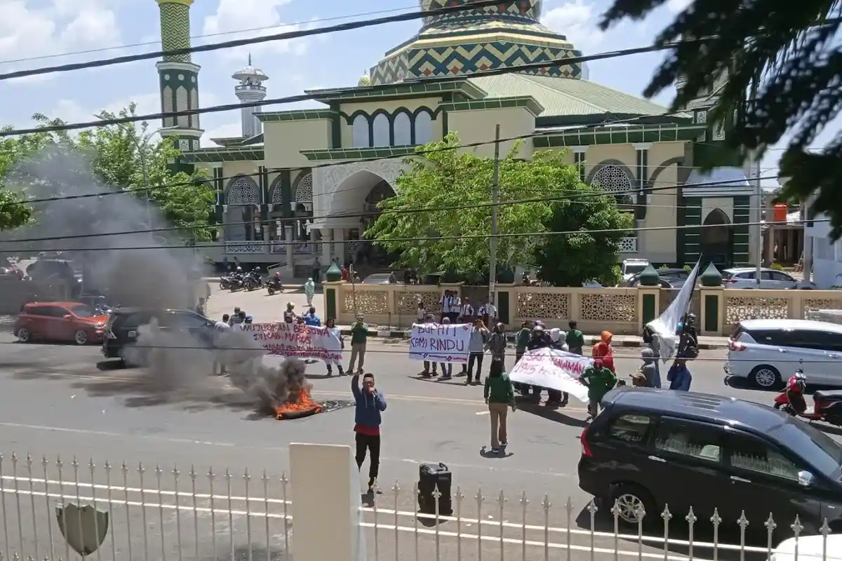 Minta Beasiswa ke Pemkab, Mahasiswa Aksi Bakar Ban di Depan Kantor DPRD Maros