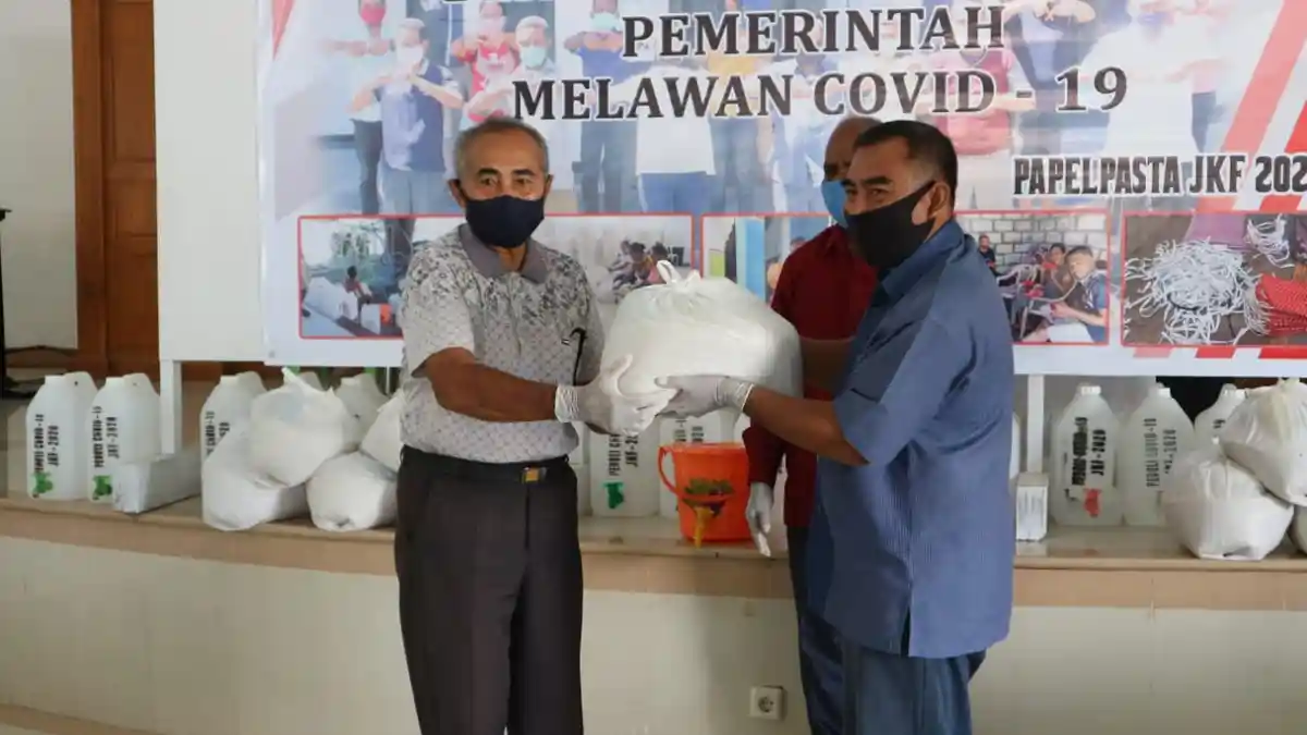 Jemaat GMIT Karmel Fatululi Kupang bagi Ribuan Masker dan Paket Sembako