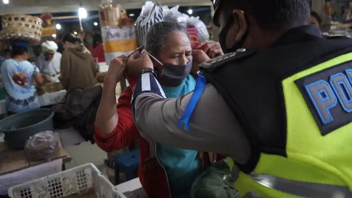 Satlantas Polres Bangli Bagikan 500 Masker di Pasar Kidul