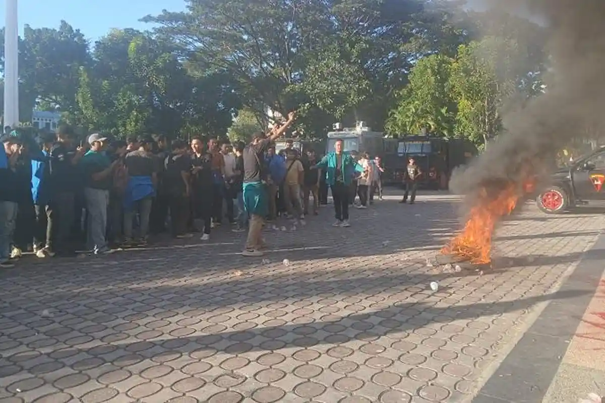Kecewa tak Bisa Bertemu Ketua DPRA, Massa GRAM Bakar Ban di Halaman Gedung Dewan