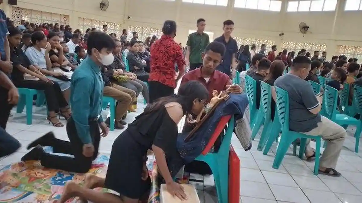 Tradisi Penghormatan Salib Umat Katolik Saat Misa Jumat Agung