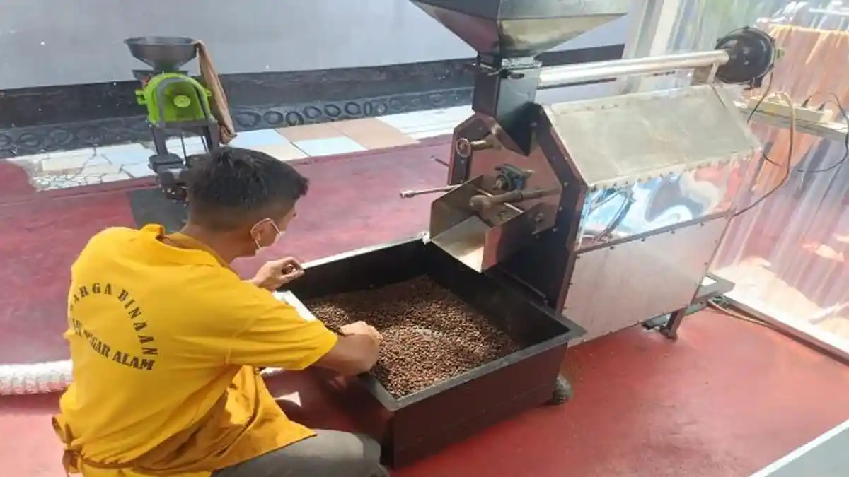 Warga Binaan Lapas Kelas III Pagar Alam Belajar Pengoperasian Mesin Roasting dan Pengolahan Kopi