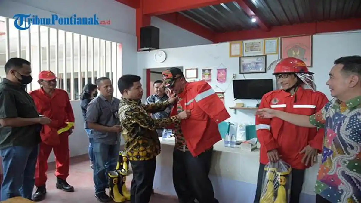 Bupati Satono Dampingi Anggota DPR RI Daniel Johan Berikan Bantuan Seragam Damkar