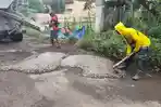 Tak Tunggu Anggaran Pemda, Pengusaha di Pati Tambal Jalan Rusak Secara Swadaya