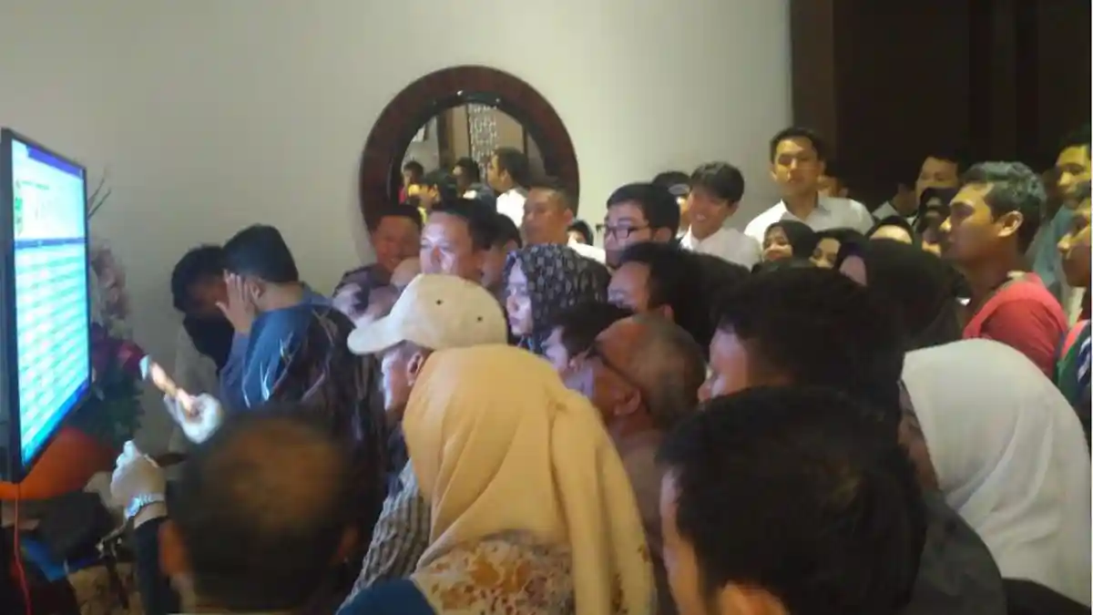 Keluarga Peserta Tes SKB CPNS Ikut Cemas dan Rela Berdesakan Lihat Nilai Hasil Tes di Layar