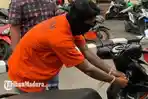 ilustrasi-pencurian-motor-pelaku-pencurian-motor-saat-memperagakan-aksinya-di-polres-pasuruan.jpg