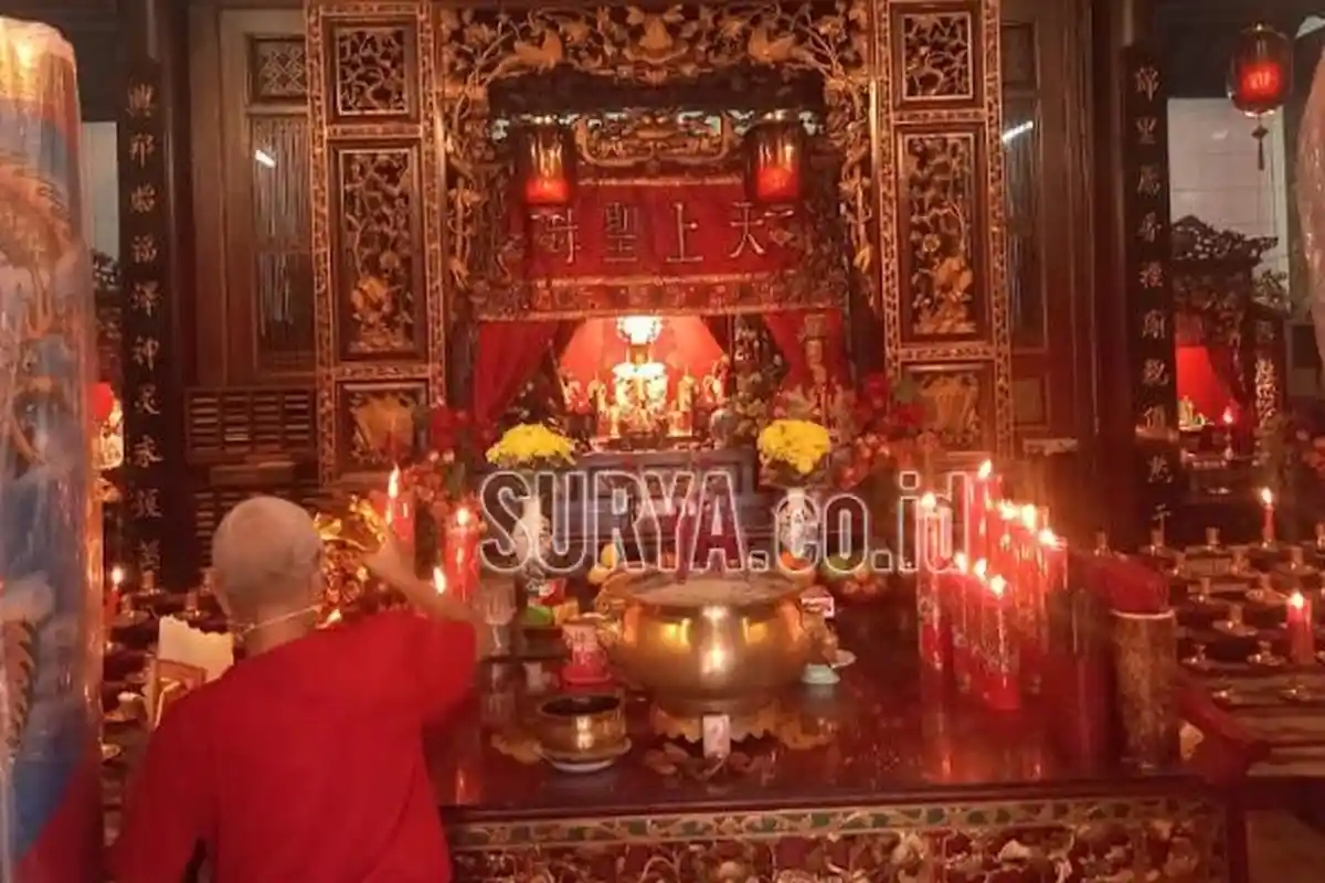 Suasana Perayaan Tahun Baru Imlek di Kelenteng Kim Hin Kiong Kabupaten Gresik