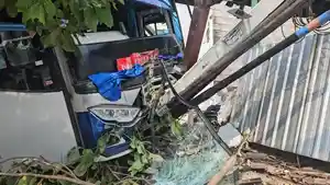 20260407_Bus-Sumber-Selamat-dan-truk-boks.jpg