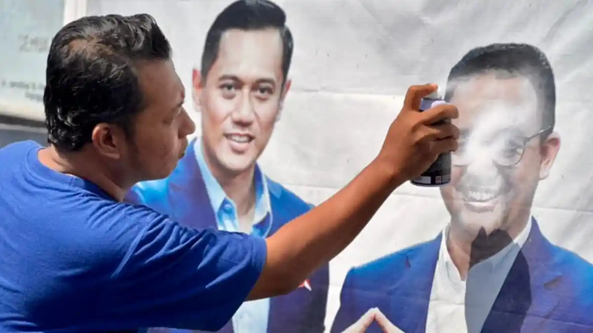 Kader Demokrat Kota Pasuruan Semprot Wajah Anies Baswedan di Banner Dengan Cat