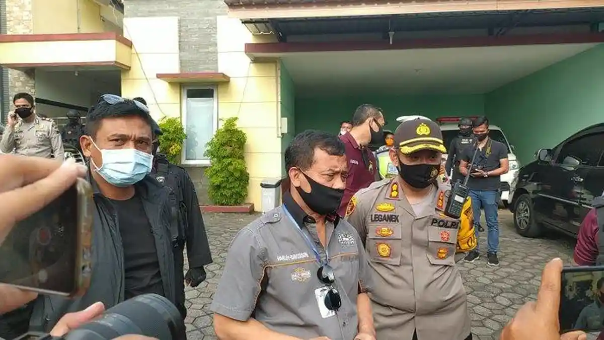 Pria Berclurit Mendadak Serang Wakapolres Kompol Busroni dan Sopirnya, Pelaku Tewas Ditembak