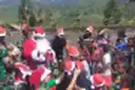 Santa Claus Kodim 1714/Puncak Jaya Berbagi Kado Natal