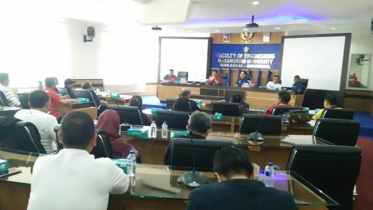 Foto-foto Serunya Acara HBH Ikatek Unhas 2019 di Lapangan Futsal Goro dan Kampus Teknik Unhas - pengurus-ikatek-unhas-saat-silaturahmi-di-kampus-teknik-unhas-0.jpg