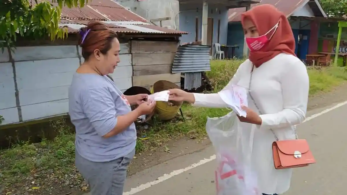Peringati HKN Ke-56, Dinas Kesehatan Bolsel Bagikan Ribuan Masker Gratis 