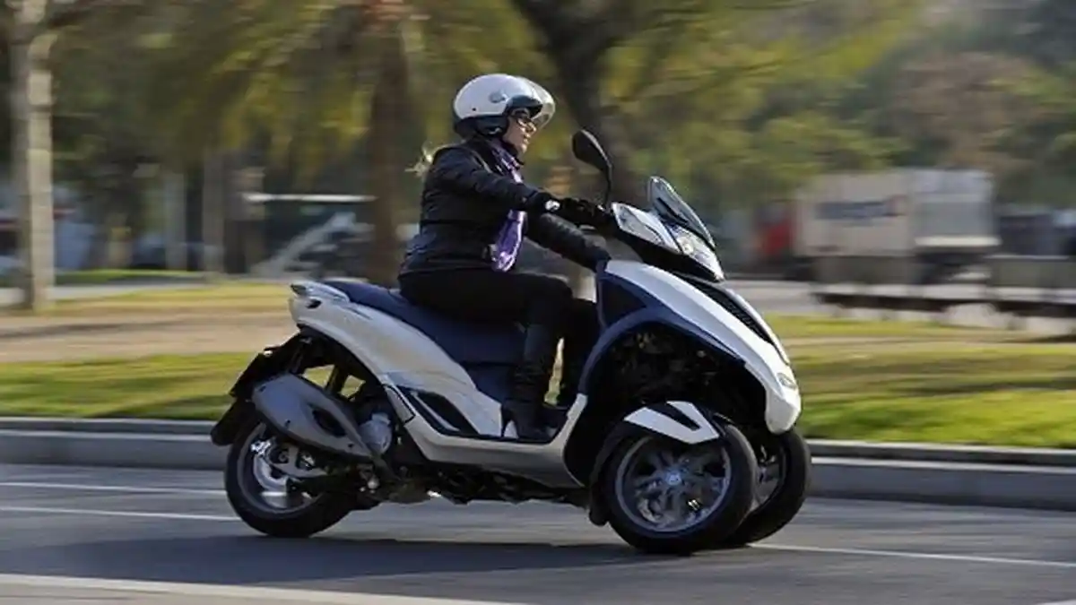 Harga Terbaru Skuter Piaggio Mp3 Yourban Roda 3, Sensasi Belok Dengan ...