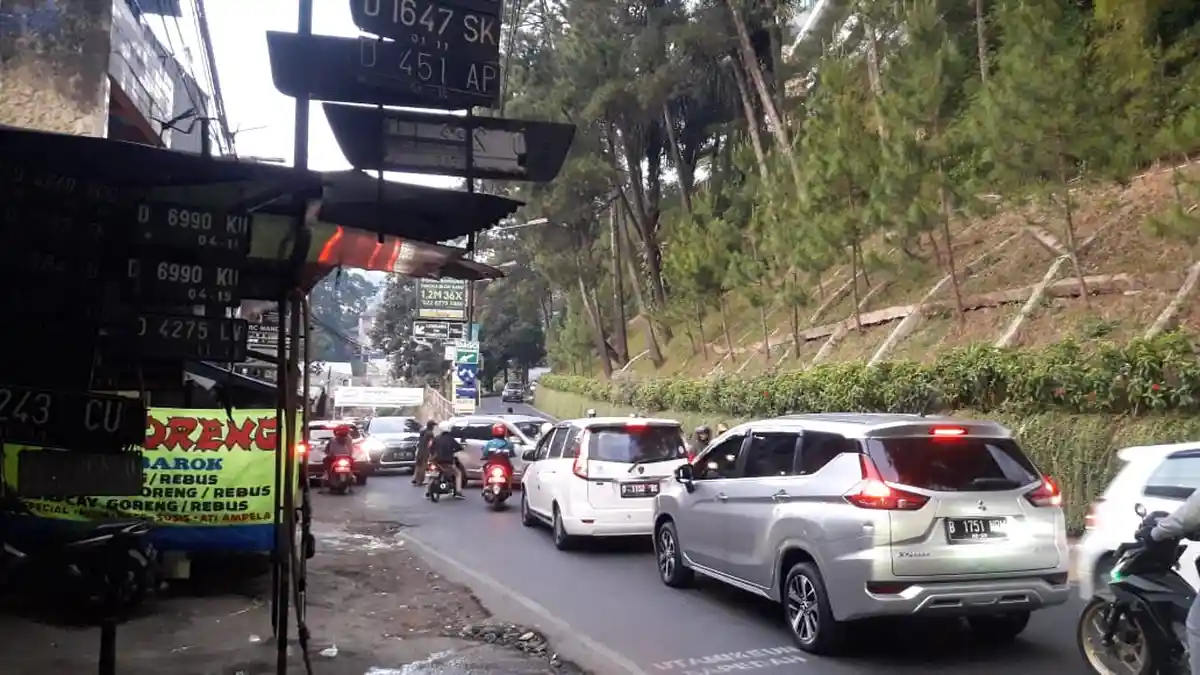 Libur Idul Adha, Jalan Ir H Djuanda ke Arah Atas Padat Merayap, Ekor Kendaraan hingga Simpang Dago