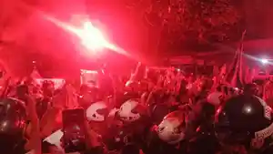 Persikmania-mengawal-kepulangan-skuad-pada-malam-harinya.jpg