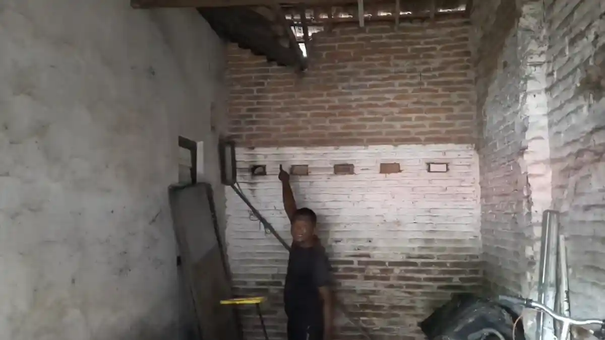 Asyik Ngabuburit, Hamdani Malah Dikagetkan Ular Piton 2 Meter Jatuh Dari Atap Rumah 