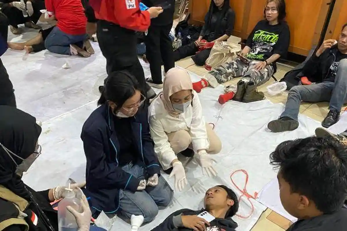 Kampus Unpas & Unisba Jadi Sasaran Tembakan Gas Air Mata saat Pembubaran Demo, 12 Mahasiswa Pingsan