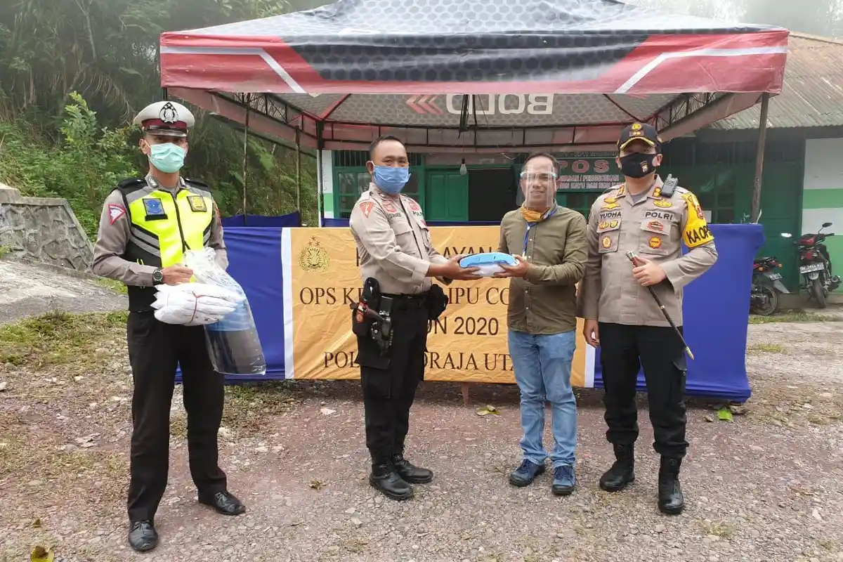 Ketua DPRD Toraja Utara Beri Bantuan APD ke Petugas Ops Ketupat Lipu 2020