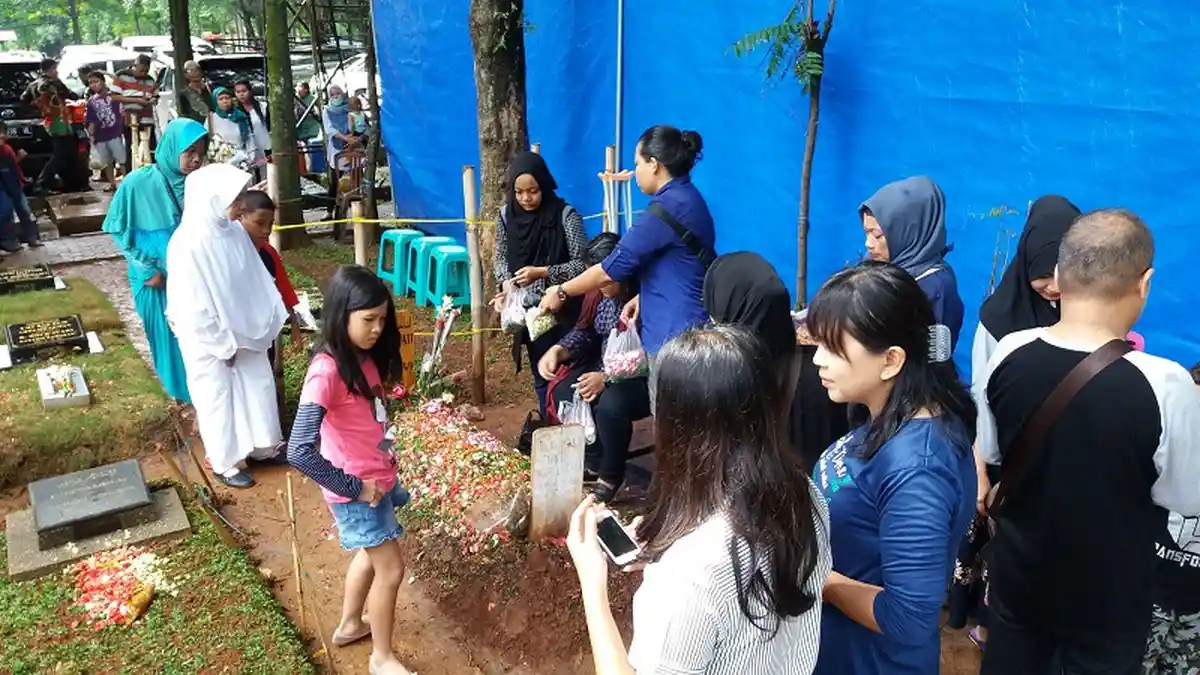 Selain Berziarah, Ada Juga Fans yang Selfie di Samping Makam Julia Perez