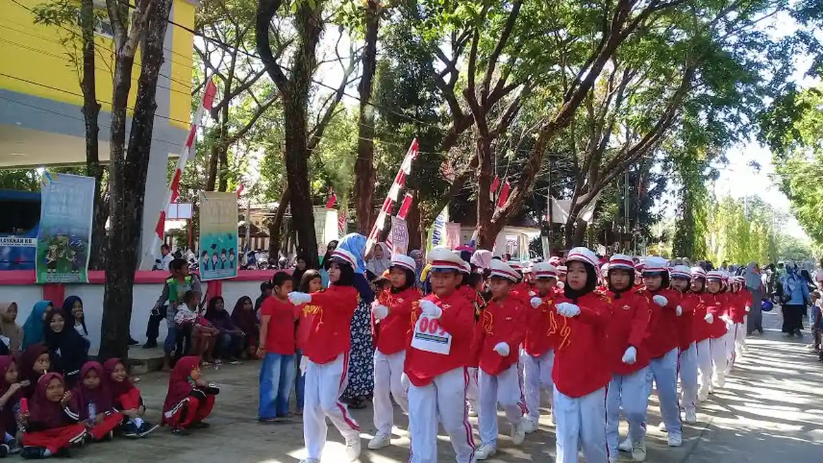 Ratusan Pelajar SD dan SMP Ikut Gerak Jalan, Bupati Pangkep Nonton di Garis Finish