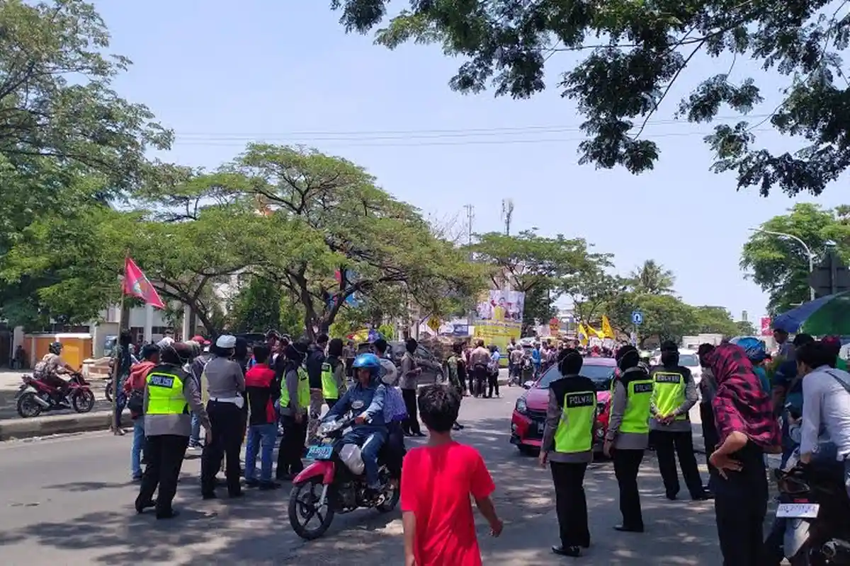 Ada Demo Mahasiswa Depan Kampus Unismuh, Arus Lalu Lintas Lumpuh