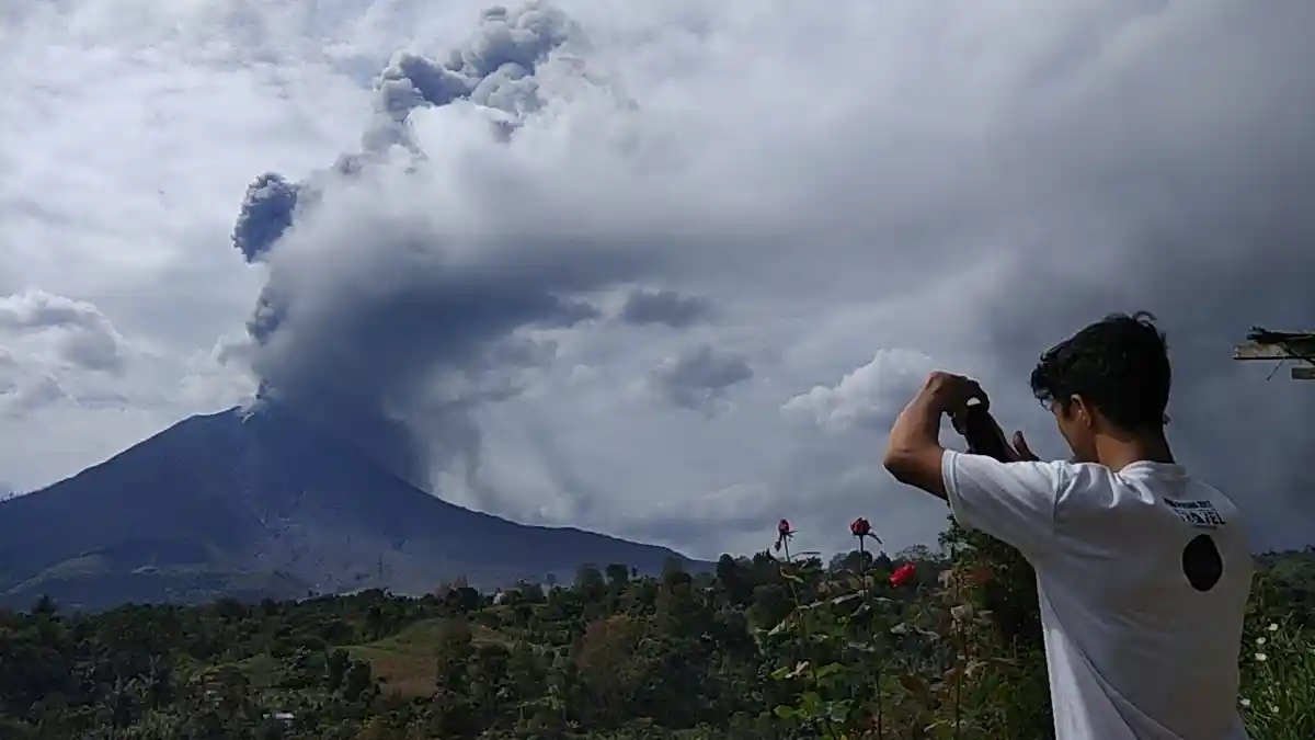 Aktivitas Gunung Sinabung Kembali Meningkat, Keluarkan Guguran Lava Sejauh 1000 Meter