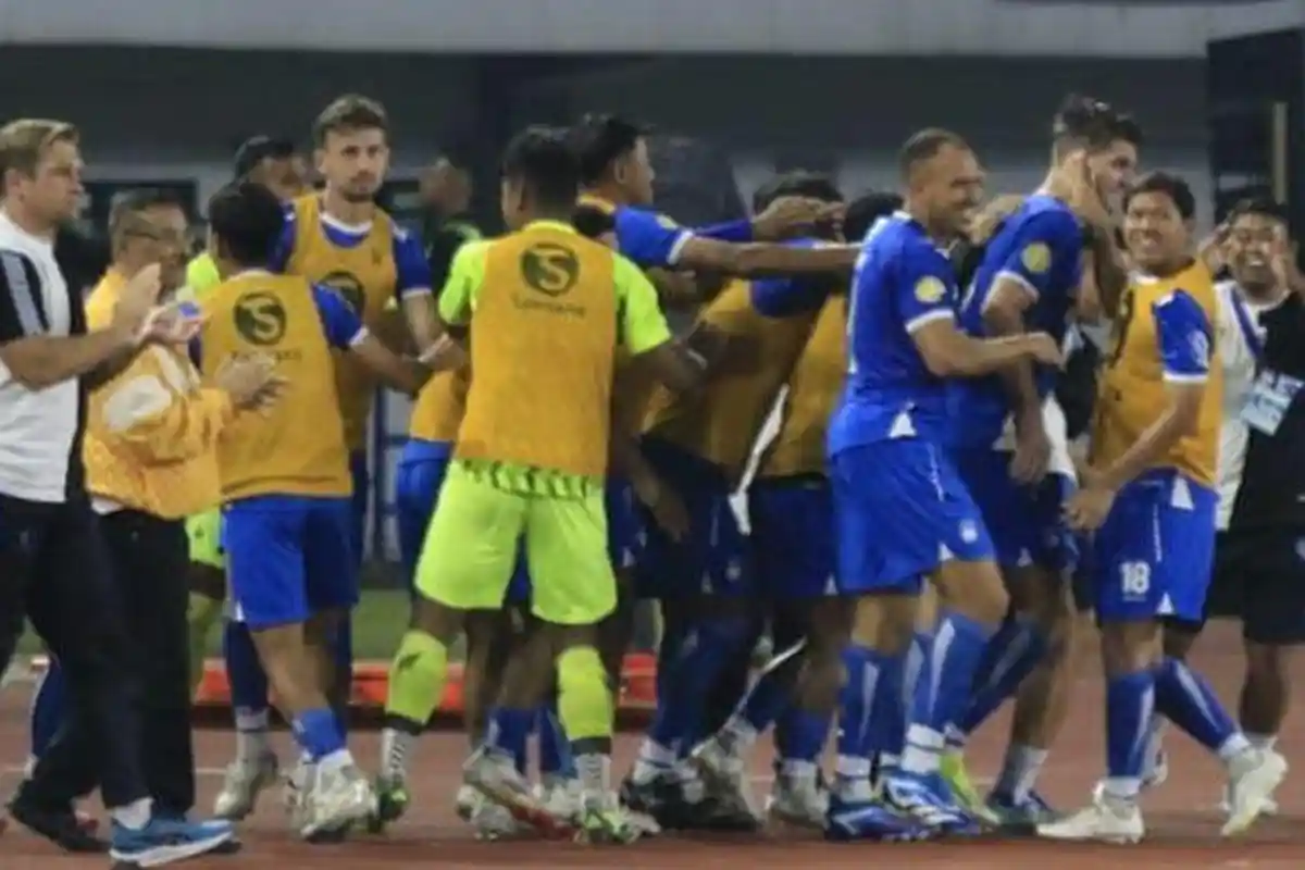 Bek Veteran Persib Bandung Disebut Out, Eks Didikan Bojan Hodak Atau Rekan Saddil Ramdani Gantinya?