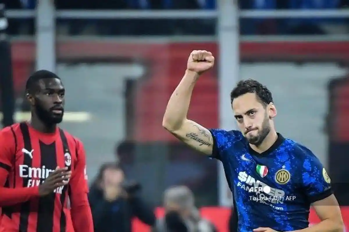 LINK Live Streaming AC Milan vs Inter Milan, Hakan Calhanoglu: Kami Punya Api