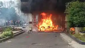 DPRD-Pekalongan-dibakar.jpg