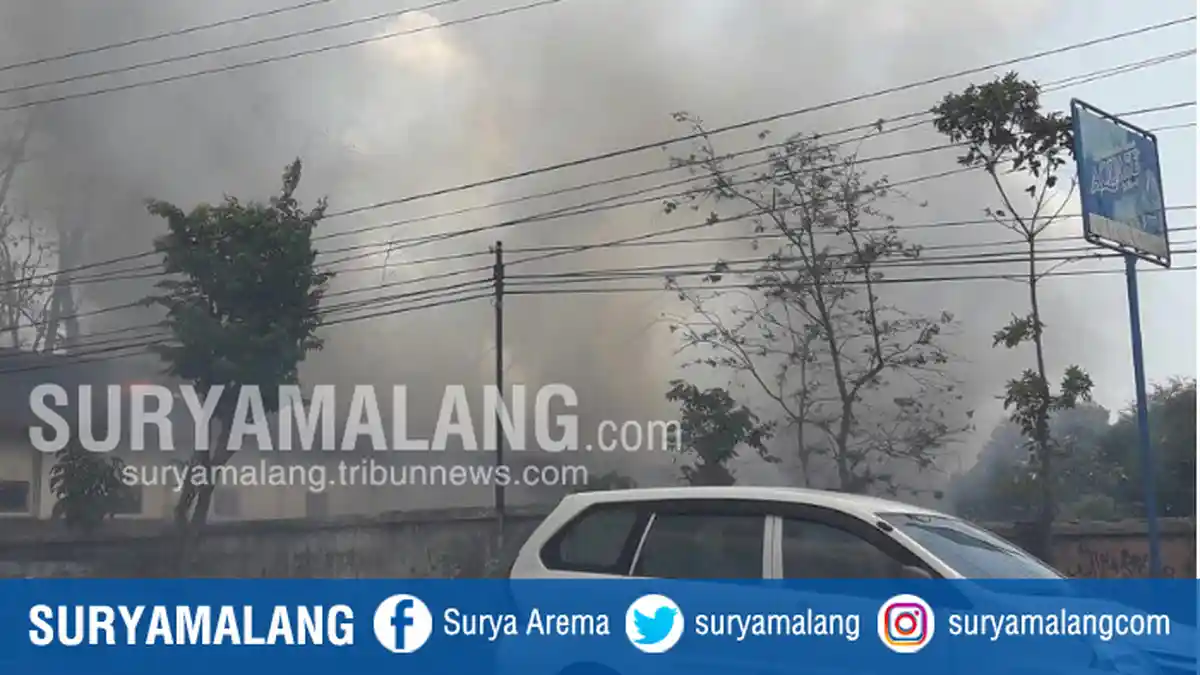 BREAKING NEWS - Gudang Kapuk Kapasan di Pasuruan Terbakar
