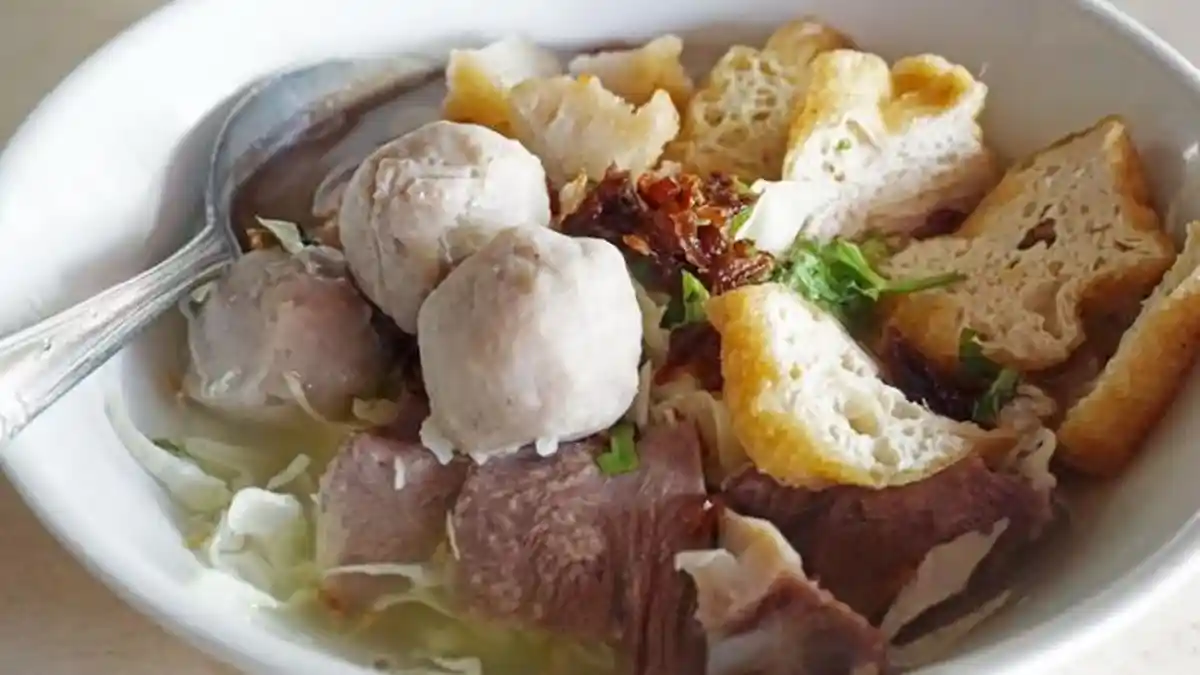 Paduan Gurihnya Kuah dan Irisan Kubis Menambah Segar Bakso Pak Tris