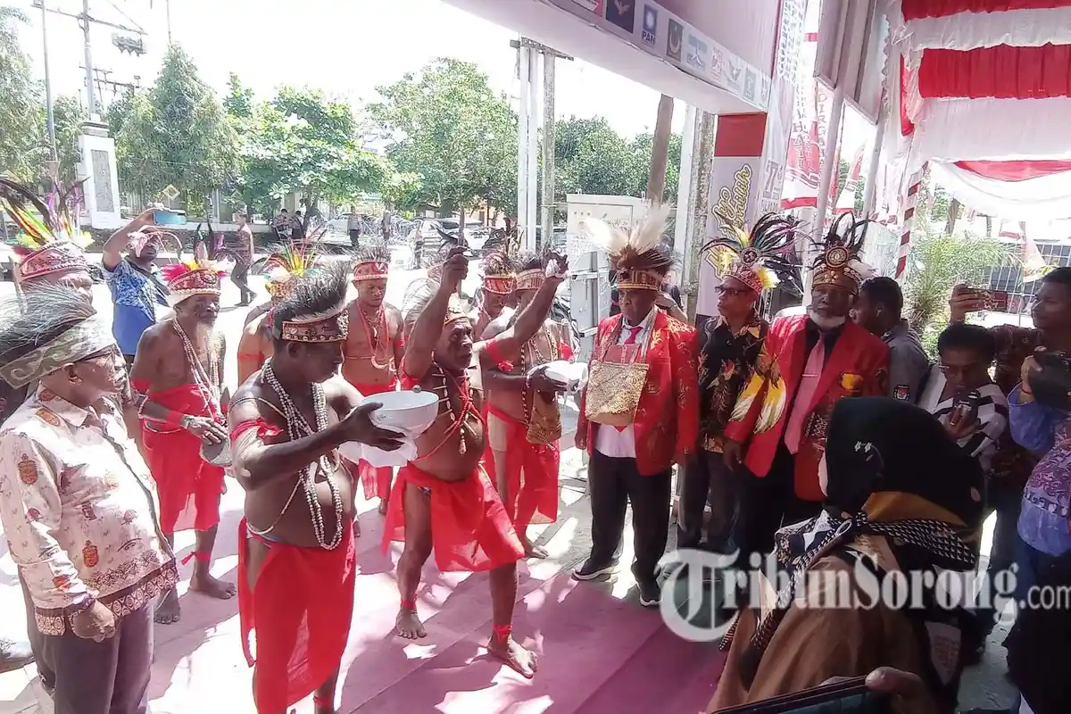 Masyarakat Suku Ambel Raja Ampat Buat Sumpah Adat di Kantor KPU Papua Barat Daya