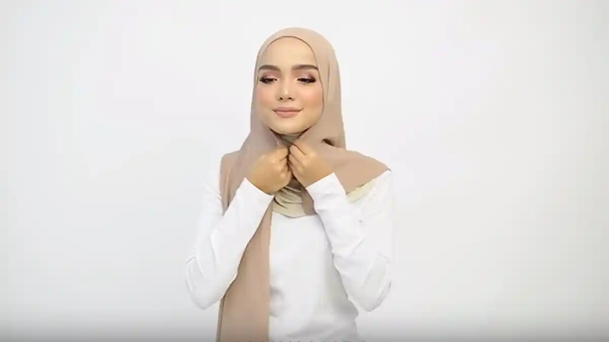 Ada Cara Mudah Pakai Hijab Pashmina untuk ke Kantor, Terlihat Anggun dan Modis!