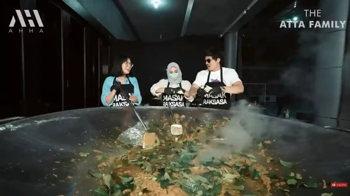 Atta Halilintar, Aurel Hermansyah, dan Mgdalenaf Masak Raksasa Opor Ayam
