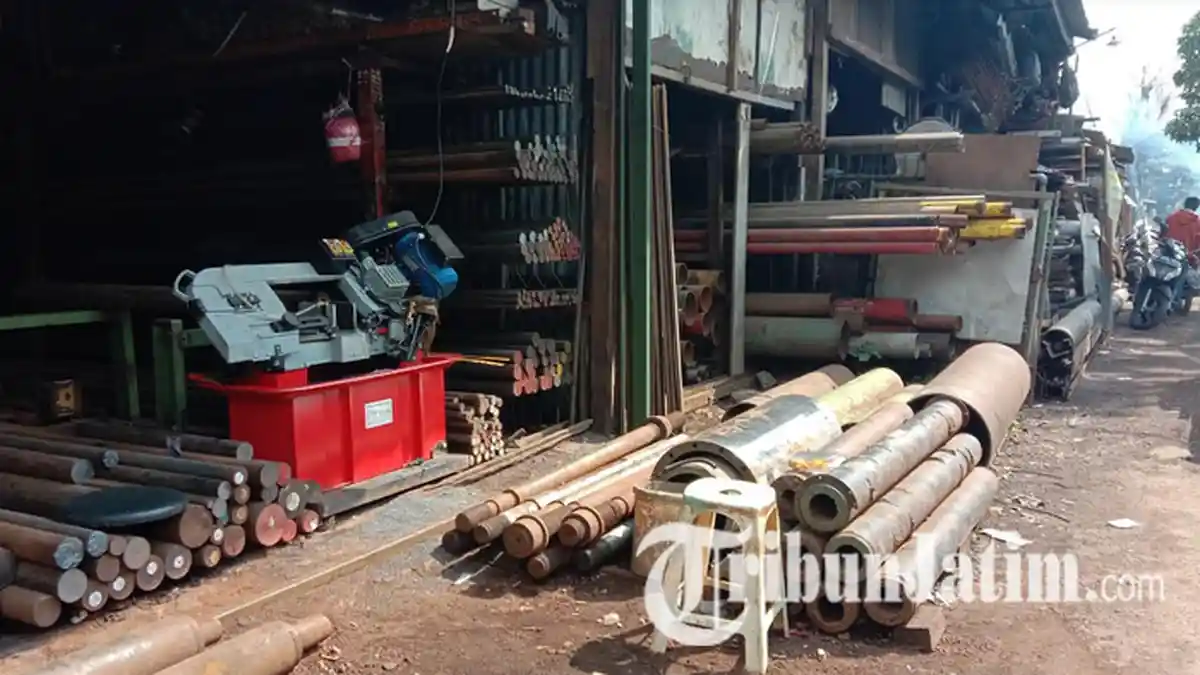 Tak Kuat Angkat Pipa Besi Curian, Duo Maling di Kota Malang Jatuh, Pindah Sasaran, Terekam CCTV