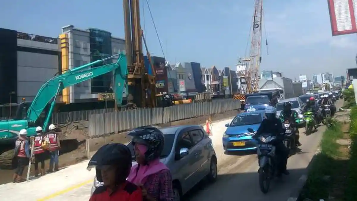 Sedang Dicor, Jalan Boulevard Barat Kelapa Gading Arah Sunter Yos Sudarso Macet