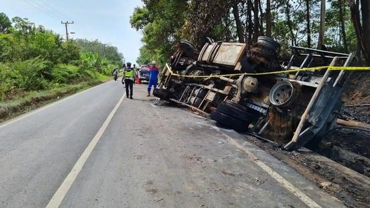 Truk Tangki Terguling hingga Terbakar, 8.000 Liter BBM Jenis Pertalite Lenyap