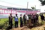 Spanduk-yang-dipasang-warga-di-kawasan-persawahan-Kelurahan-Panggungrejo-Tulungagung.jpg