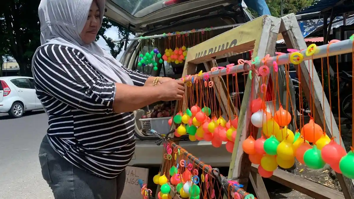 Penjual Lato-lato di Denpasar Raup Omzet hingga Rp 1 Juta Per Hari, Berawal dari Iseng