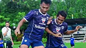 robi-darwis-kanan-dan-frets-butuan-tampak-berebut-bola-dalam-sesi-latihan-rutin-persib.jpg